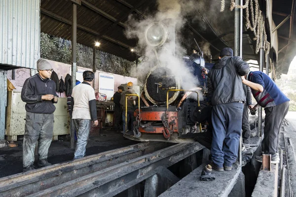 有名な登山鉄道のダージリン、インド、2017 年 3 月 3 日: 修理 — ストック写真