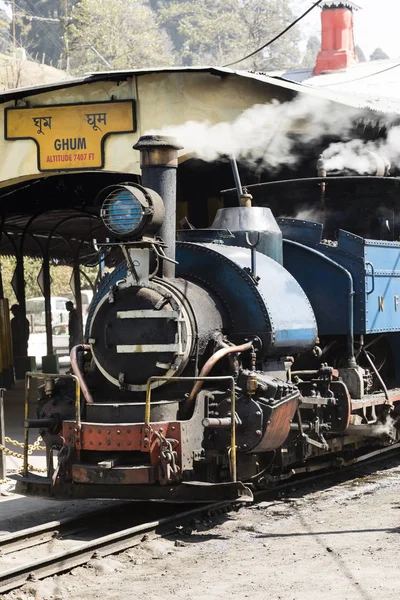 ダージリン、インド、2017 年 3 月 3 日: 駅で蒸気機関車をシャント — ストック写真