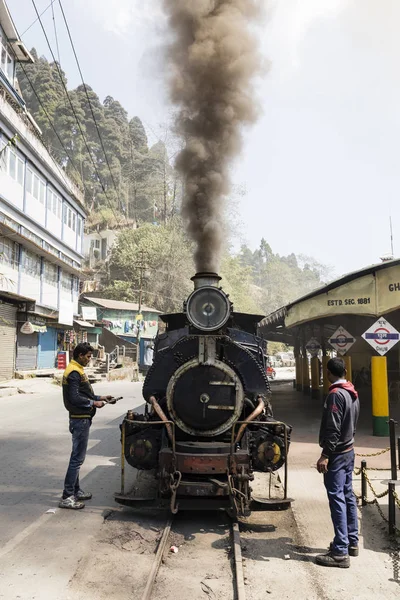 Νταρτζίλινγκ, Ινδία, 3 Μαρτίου 2017: Ελιγμών η ατμομηχανή ατμού στον σιδηροδρομικό σταθμό — Φωτογραφία Αρχείου