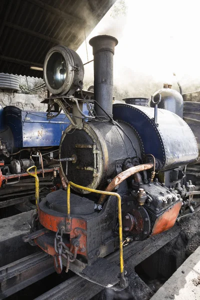 Darjeeling, India, 3 maart 2017: Stoomlocomotief in het treinstation — Stockfoto