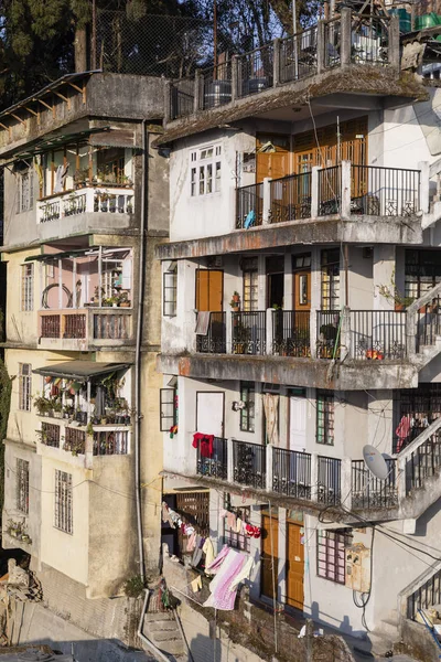 Pohled na tradiční domy města Darjeeling v Západním Bengálsku, Indie — Stock fotografie
