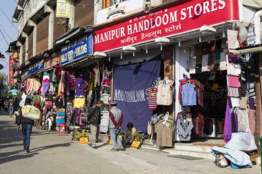 Darjeeling, Hindistan, 6 Şubat 2017: Street Darjeeling şehir merkezinde alışveriş