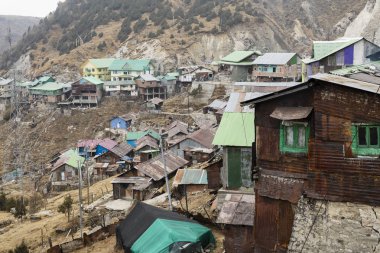 Gantok giderken Tsomgo göl kadar yüksek dağlarda eski binalar