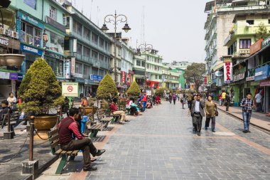 Gangtok, Hindistan, 8 Mart 2017: İnsanlar yürürken, insanlar ve diğer genel parkta