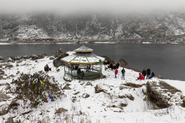 : Sikkim, India, 9 Mart 2017: Tsomgo (Changu) Gölü turist