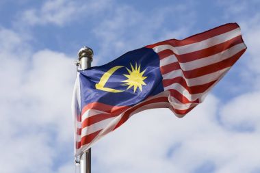 Malezya bayrak olarak da bilinen Jalur Gemilang dalga mavi gökyüzü ile