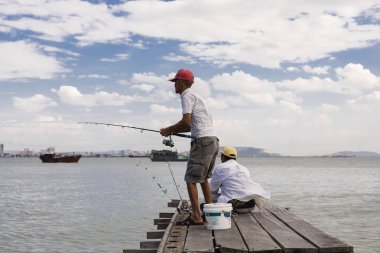 Penang, Malezya, 19 Aralık 2017: İki gün yakalamak için bekleyen balıkçılar