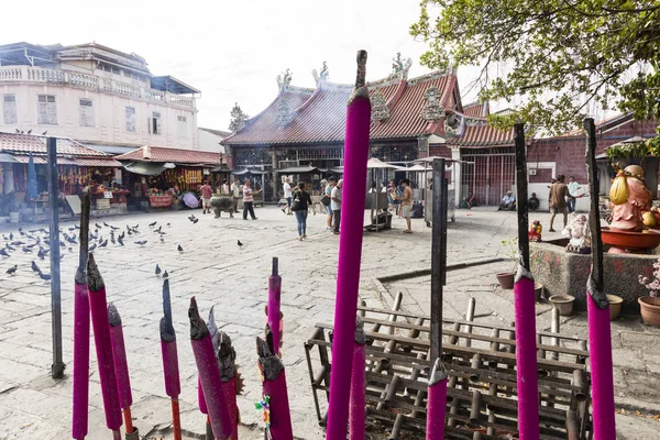 Penang, Malezya, 19 Aralık 2017: Dev pembe joss çubukları yanan — Stok fotoğraf