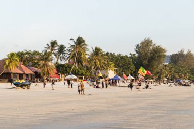 Langkawi, Malezya, 21 Aralık 2017: Turist günbatımı sırasında Langkawi kumsalın tadını çıkar