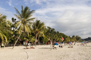 Langkawi, Malezya, 21 Aralık 2017: Turist öğlen Langkawi güzel plaj keyfini çıkarın