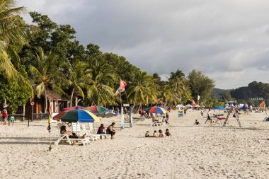 Langkawi, Malezya, 21 Aralık 2017: Turist öğlen Langkawi güzel plaj keyfini çıkarın