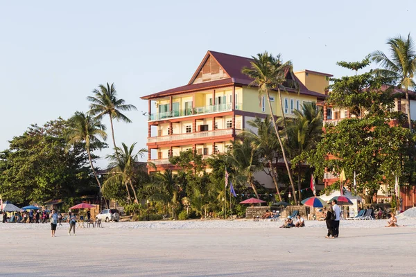 Langkawi, Malajsie, 21 prosince 2017: Langkawi beach hotel v pozadí při západu slunce — Stock fotografie