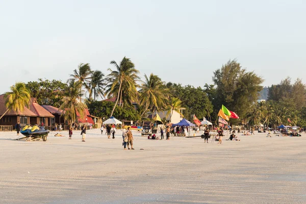 Langkawi Malajsie Prosince 2017 Turisté Těšit Langkawi Beach Během Západu — Stock fotografie