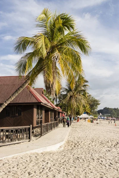 Langkawi, Malesia, 21 dicembre 2017: Bellissima spiaggia di Langkawi con bungalow e palme a mezzogiorno — Foto Stock