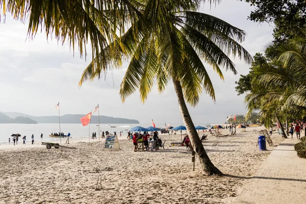 Langkawi, Malajsie, 21 prosince 2017: Krásná pláž Langkawi s bílou pláž — Stock fotografie