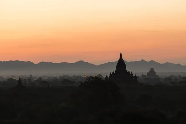 Silhueta dos templos antigos no parque arqueológico de Bagan — Fotografia de Stock