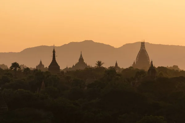 Templo Antigo no Parque Arqueológico de Bagan ao pôr-do-sol, Mianmar — Fotografia de Stock