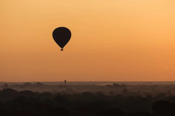 Mooie zonsopgang met een luchtballon boven Bagan in Myanmar. — Stockfoto