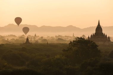 Bagan, Myanmar, 2 Ocak 2018: İki sıcak hava balonları Bagan düz üzerinde