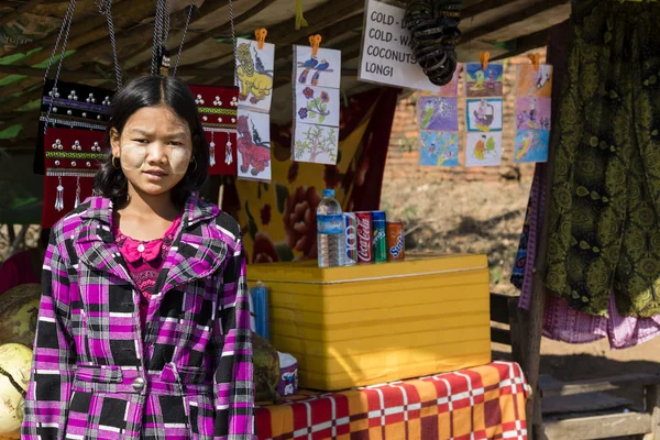 Bagan, Myanmar, December 27, 2017:  young girl sells items in a shop — Stock Photo, Image