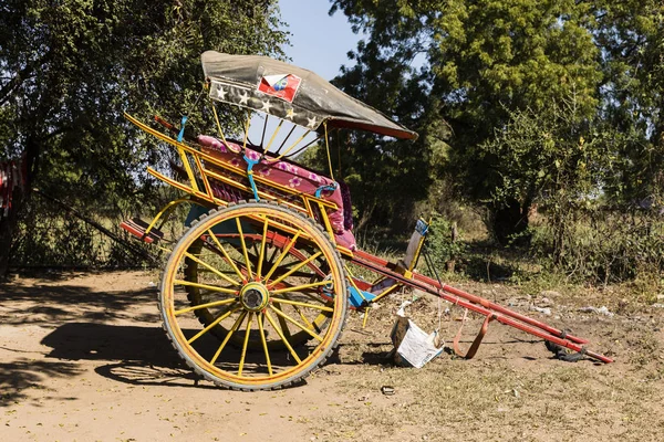 BAGAN, MYANMAR, JANUARY 2018: Colorful horse cart beside the road — Stock Photo, Image