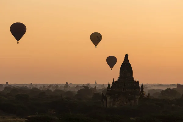 BAGAN, MYANMAR, 2 DE ENERO DE 2018: Globos de aire caliente sobre los templos antiguos —  Fotos de Stock