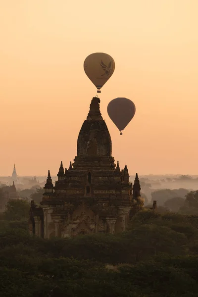 BAGAN, MYANMAR, JANEIRO 2, 2018: Balões de ar quente sobre os templos antigos — Fotografia de Stock