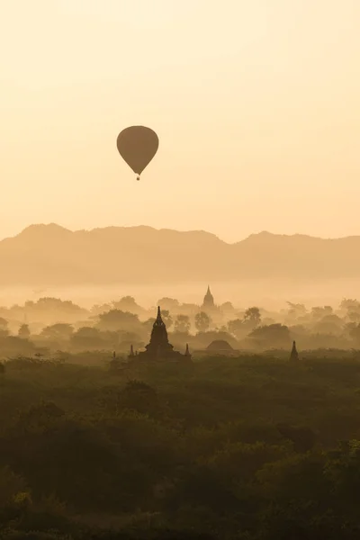 Bagan, myanmar, 2. januar 2018: Heißluftballon über antiken tempeln — Stockfoto