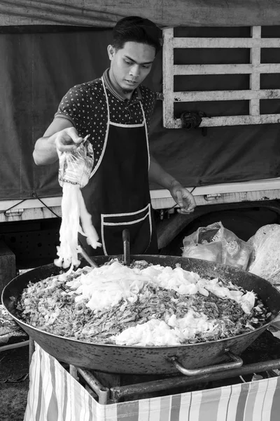 Танах Рата, Малайзия, 17 декабря 2017: Шеф-повар готовит жареную лапшу на большой сковороде — стоковое фото