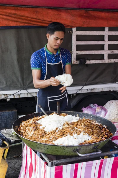 Tanah Rata, Malaysia, December 17 2017: Chef cooks fried noodles in a big pan — Stock Photo, Image