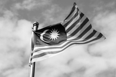 Malezya bayrak olarak da bilinen Jalur Gemilang dalga mavi gökyüzü ile
