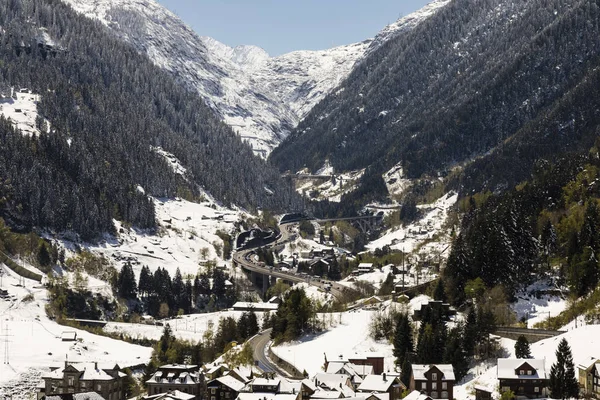 Gotthard motorway in winter with traffic jam in front of the Gotthard tunnel. In the foreground Goeschenen and in the background Schoellenen in central Switzerland — Stock Photo, Image
