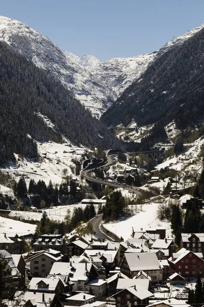 Autoroute du Gothard en hiver avec embouteillage devant le tunnel du Gothard. Au premier plan Goeschenen et en arrière-plan Schoellenen en Suisse centrale — Photo