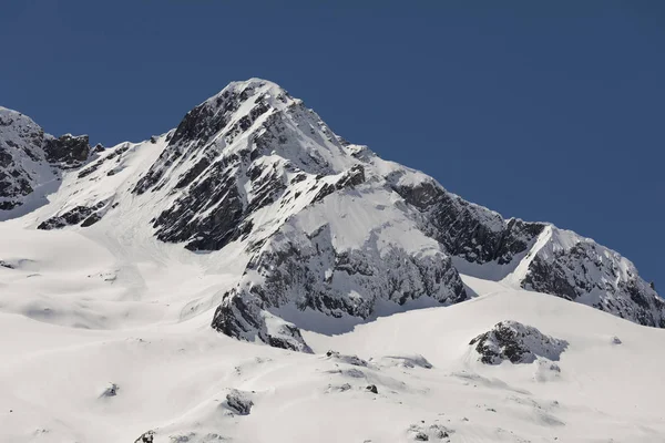 Pico de montanha branca fresca coberta de neve nos Alpes da Suíça — Fotografia de Stock
