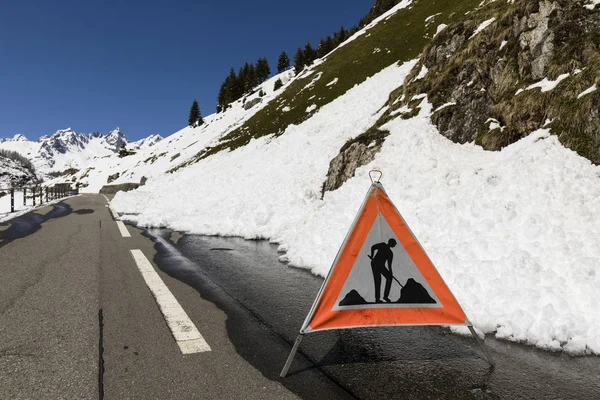 Προειδοποιητικό σημάδι εξαιτίας ενός δρόμου αποκλειστεί από μια διαφάνεια χιόνι στις Άλπεις — Φωτογραφία Αρχείου