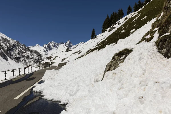 Un toboggan bloque une route dans les Alpes suisses — Photo