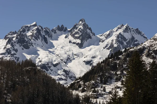 Snow-covered, fresh white mountain peak in the Alps of Switzerland — Stock Photo, Image