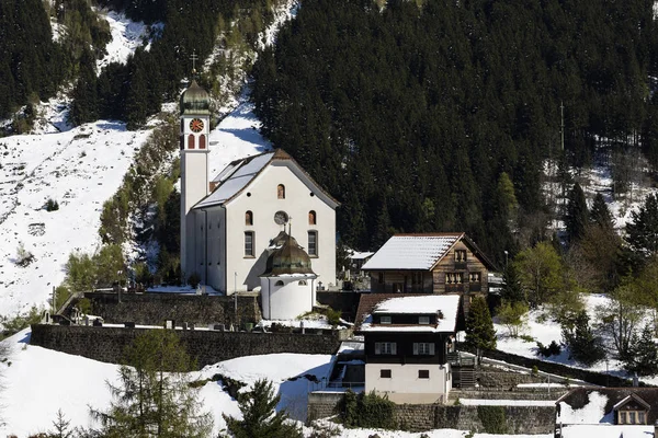 Ancien village traditionnel avec église en hiver dans la vallée du Meiental en Suisse centrale — Photo