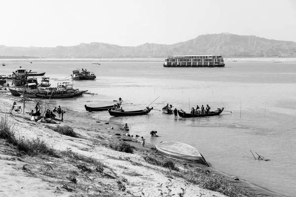 Bagan, Myanmar, 27 de diciembre de 2017: embarcadero del río irrawaddy en bagan — Foto de Stock