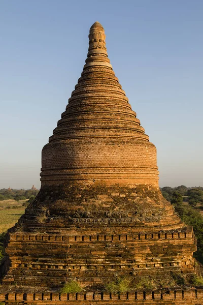 Runde, steinerne Stupa einer Pagode im goldenen Abendlicht im Pagodenfeld von Bagan, Myanmar — Stockfoto