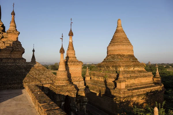 Telhado de um pagode na luz dourada da noite de Bagan, Mianmar — Fotografia de Stock