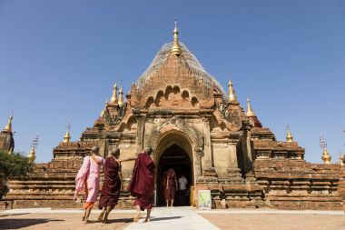 Bagan, Myanmar, 28 Aralık 2017: Budist acemiler Bagan, Myanmar tapınağı ziyaret edin