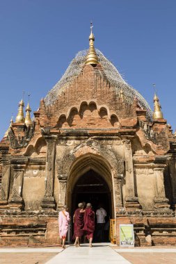 Bagan, Myanmar, 28 Aralık 2017: Budist acemiler Bagan, Myanmar tapınağı ziyaret edin