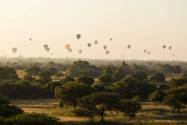 Bagan, Myanmar, 2 ledna 2018: horkovzdušné balóny nad starých buddhistických chrámů v Bagan — Stock fotografie