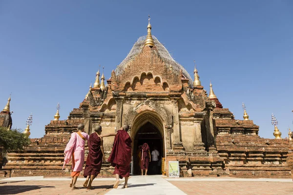 Bagan, Myanmar, 28 de dezembro de 2017: Noviços budistas visitam um templo em Bagan, Myanmar — Fotografia de Stock