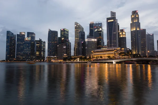 Singapore, 9. Dezember 2017: Skyline des Finanzdistrikts in singapore in der Abenddämmerung — Stockfoto