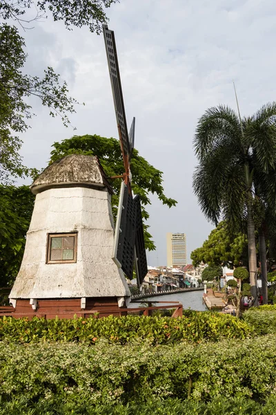 Melaka, Malajsie, 11 prosinec 2017: Větrný mlýn replika historické lokalitě Melaka — Stock fotografie