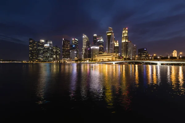 夜シンガポール ビジネス地区のシンガポール、2017 年 12 月 10 日: スカイライン — ストック写真