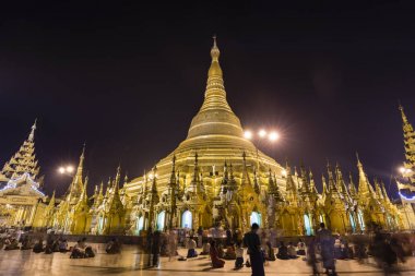 Yangon, Myanmar, 25 Aralık 2017: Shwedagon Pagoda Yangon gece, Myanmar (Burma)