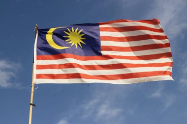 Malezya bayrak olarak da bilinen Jalur Gemilang dalga mavi gökyüzü ile